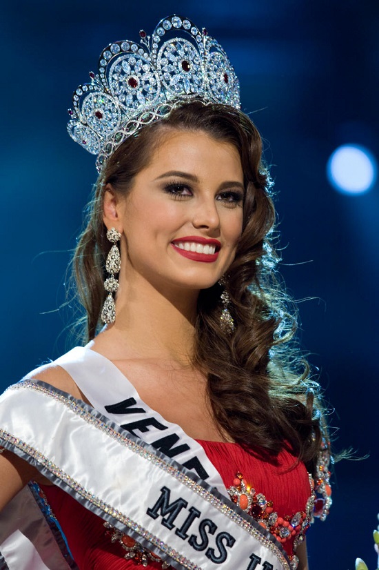 
Hoa hậu Hoàn vũ 2009 mang trong mình bốn dòng máu Tây Ban Nha, Nga, Ukraina và Ba Lan.
