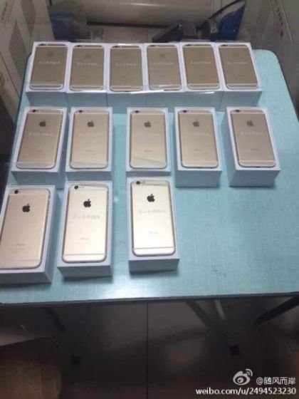 
Doanh nhân thừa tiền cũng từng khiến cư dân mạng Trung Quốc xôn xao khi tặng những chiếc điện thoại iPhone đời mới cho các bạn cũ.
