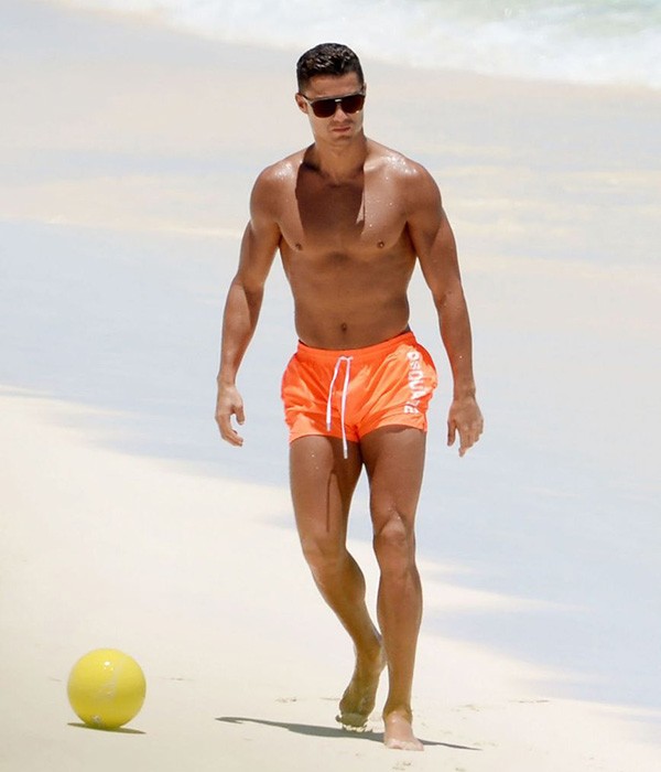 Ronaldo chơi đùa cùng con trai trên bãi biển Bahamas.