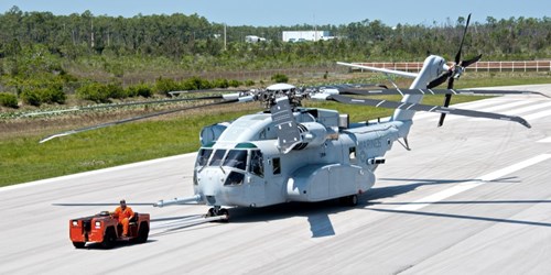 
CH-53 Super Stallion là máy bay lên thẳng duy nhất có khả năng mang cả tiểu đội pháo 155 mm (bao gồm pháo, đạn dược cùng binh lính).
