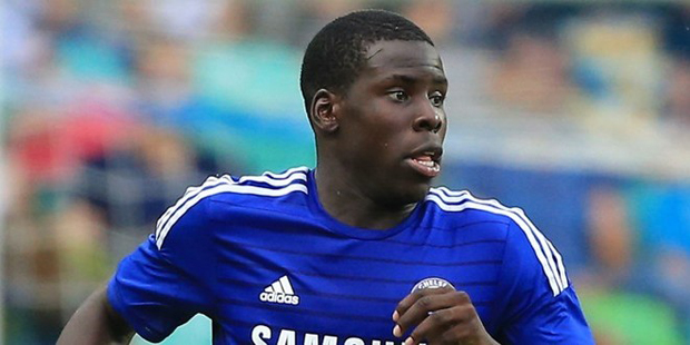 
Cũng giống như trường hợp của Azpilicueta, Kurt Zouma chính là người mắc sai lầm lớn nhất trong tình huống dẫn đến bàn thắng đầu tiên của Leicester City. 

Trong tình huống này, Zouma có một vị trí vô cùng thuận lợi để quan sát và cắt ngang đường di chuyển của Vardy. Tuy nhiên thay vì làm vậy, Zouma chỉ biết đứng nhìn chân sút số một của đội chủ nhà lao vào đón bóng và ghi bàn.
