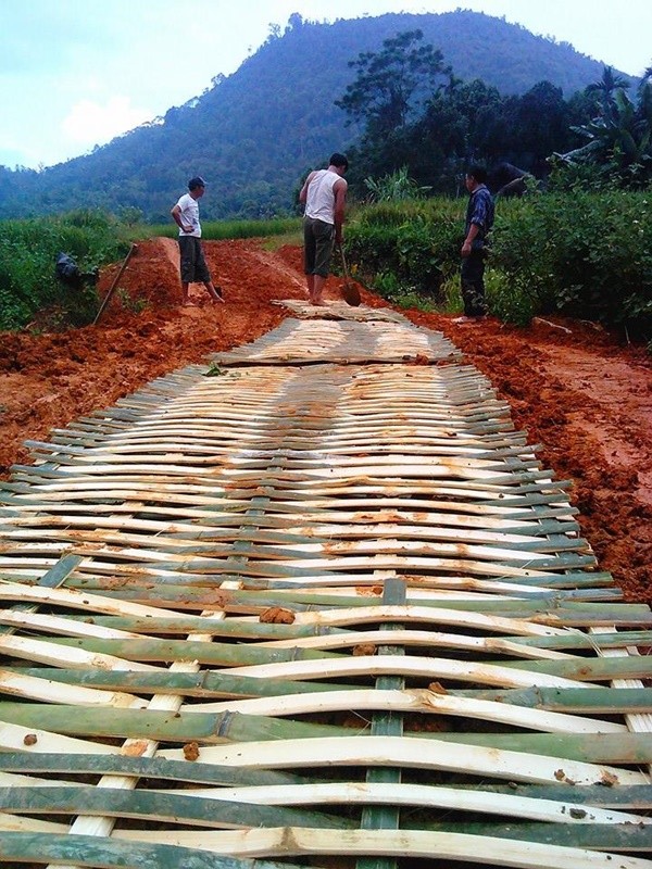 
Những thanh tre dài khoảng 1 mét được đan vào nhau đều tăm tắp - (Ảnh: Facebook D.A)
