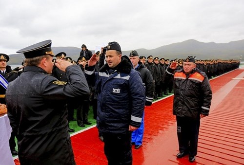 Tư lệnh hải quân Nga, Đô đốc Viktor Chirkov cùng giới chức quân sự Nga đã chào đón chiếc tàu ngầm này tại cầu cảng được chế tạo đặc biệt dành riêng cho chiếc tàu ngầm này. Có mặt tại buổi lễ này còn có thành viên gia đình các thủy thủ của tàu ngầm.