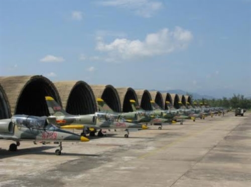 
Các máy bay L-39 đã sẵn sàng cho buổi huấn luyện bay.
