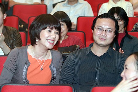 Chồng NC Diễm Quỳnh luôn thầm lặng đồng hành cùng vợ.