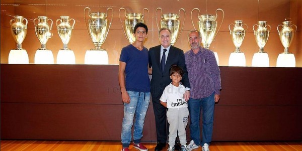 Chủ tịch đội bóng Hoàng gia Tây Ban Nha đích thân tiếp đón 3 cha con Mohsen.