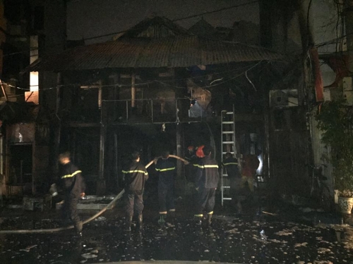 
Ngọn lửa đã thiêu rụi nhà hàng thiết kế theo kiểu nhà sàn, một nhân viên bị bỏng đã được đưa đi cấp cứu tại bệnh viện
