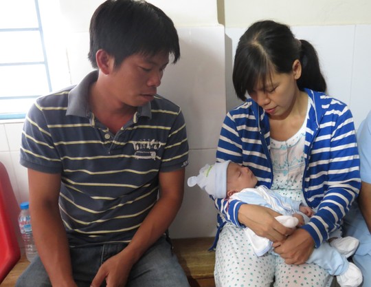 Trong suốt buổi tái khám, vợ chồng chị Võ Thị Hồng Duyên - anh Dương Minh Tiền cười nhiều. Họ cho biết rất hạnh phúc khi cháu bé tai qua nạn khỏi.