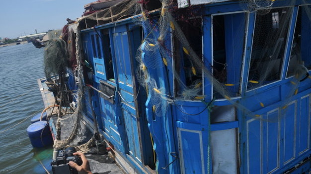
Phần cabin và cửa kính bị hư hỏng - Ảnh: Tấn Vũ, chụp khi trục vớt tàu tháng 6-2014

