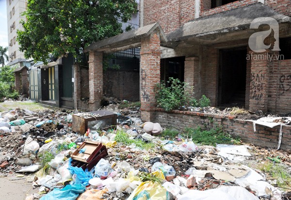 Một căn biệt thự nằm sát Đại lộ Thăng Long ngập ngụa trong rác vì bị bỏ hoang