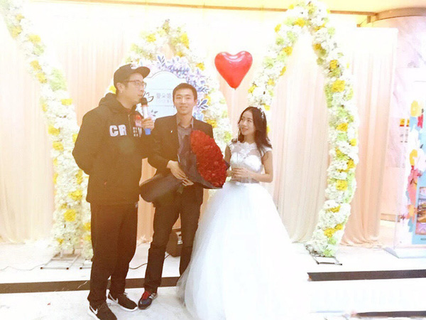 
Nhờ có tài tổ chức đám cưới cho nên cô nàng Pan Yang đã có một lễ cầu hôn cực kỳ lãng mạn.
