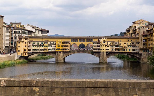  Cây cầu đá vòm thời trung cổ Ponte Vecchio bắc qua sông Arno ở Florence, Italy. Đây là cây cầu duy nhất giữ nguyên được thiết kế từ thời ban đầu của nó. (ảnh: Flickr).