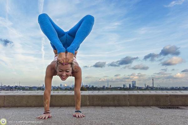 Bộ ảnh đẹp về cô gái đi khắp thế giới tập yoga