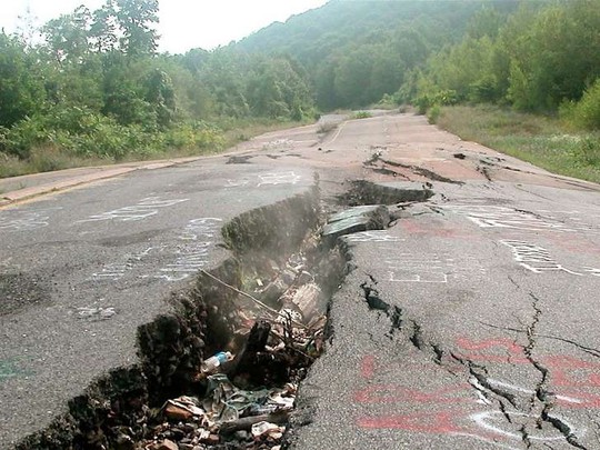 Ngọn lửa ngầm khiến đường sá ở Centralia nứt nẻ và bốc khói Ảnh: CENTRALIA MINE FIRE