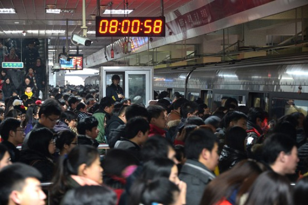 
Khung cảnh nghẹt thở quá quen thuộc tại các ga tàu điện ngầm ở Bắc Kinh.
