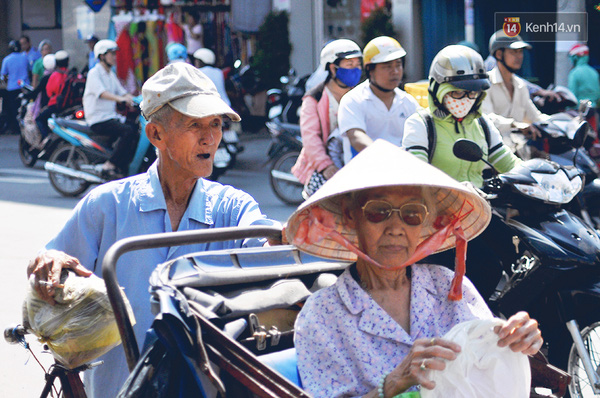 Ông Lai đang chở khách dưới cái nắng khá gắt ở Sài Gòn của tháng cuối năm.