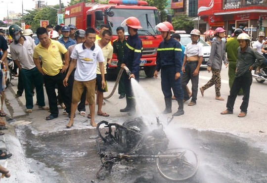 Khi lực lượng cứu hỏa tới nơi thì chiếc xe đã cháy trơ khung