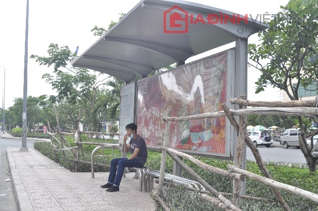 Hiện giờ anh Tuấn đã trở lại cuộc sống lề đường, ngủ trạm xe buýt
