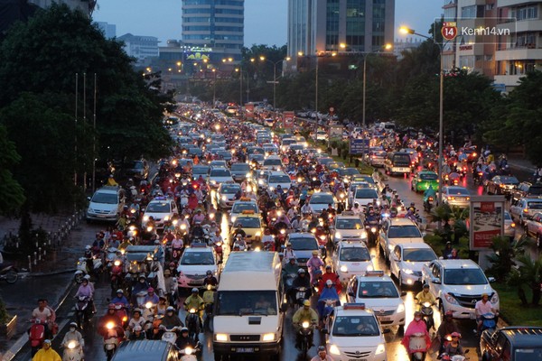 Trời mưa lớn khiến các phương tiện lưu thông khó khăn. Đến gần 18h chiều nay, cơn mưa mới tạm ngớt.