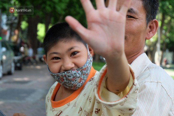 
Thấy người lạ, ban đầu bé Yến tỏ ra sợ hãi nhưng sau đó đã liên tục vẫy tay chào.
