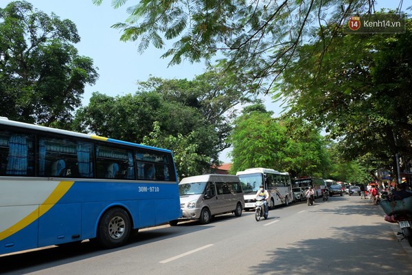 Bên ngoài phố Văn Miếu xe ô tô khách xếp hàng dài từ đầu đến cuối phố.