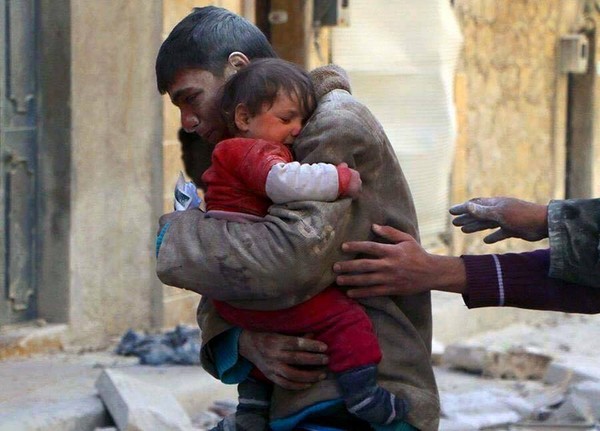 
Một cậu bé đã giải cứu em gái mình từ bên dưới đống đổ nát ở Syria sau khi chiến tranh đã hủy hoại hoàn toàn ngôi nhà của họ.
