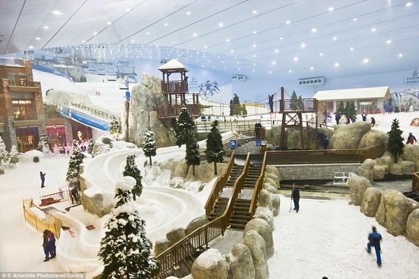 Khu trượt tuyết trong nhà của trung tâm thương mại Mall of the Emirates.