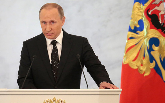 
Tổng thống Putin luôn giữ cánh tay phải gần với cơ thể, còn tay trái hoạt động tự do. Ảnh: AP, EPA
