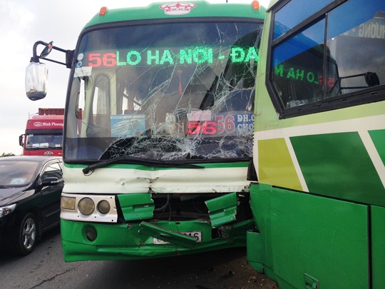 Hai chiếc xe buýt hư hỏng nặng sau vụ va chạm