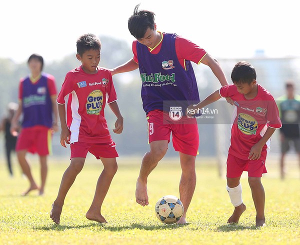 
Bên cạnh thực hiện các động tác kỹ thuật mẫu, Công Phượng, Văn Toàn, Tuấn Anh... cũng đá giao lưu đối kháng với các em nhỏ. Trong màn giao lưu này, các em nhỏ thể hiện sự quyết tâm rất cao khi ganh đua với các thần tượng. 
