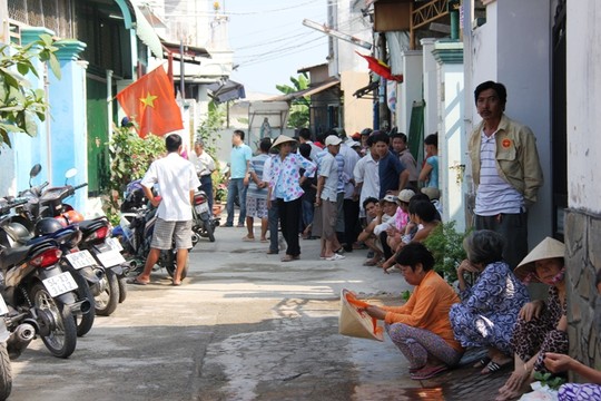 Người dân tụ tập trước nhà ông Lợi xem công an khám nghiệm hiện trường