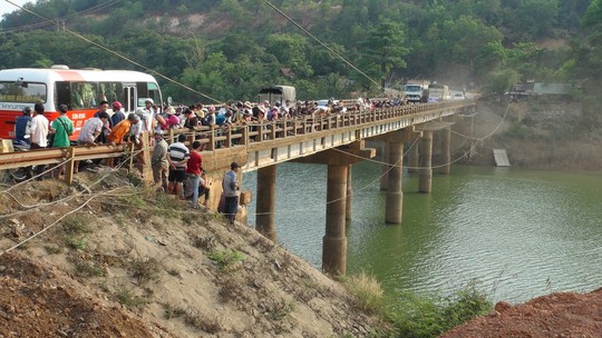 Người dân hiếu kỳ đứng tràn trên cầu 38 xem mò tìm thi thể nạn nhân.