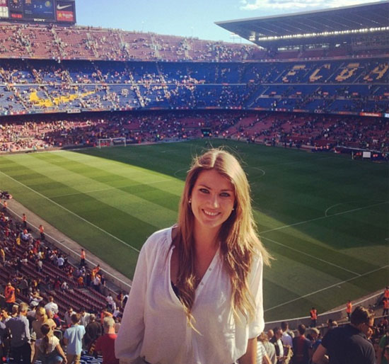 
Được biết, gia đình  Mireia Lalaguna Royo đều hâm mộ Barcelona. Cô thừa hưởng tình yêu đội bóng xứ Catalonia từ cha mẹ. Cầu thủ mà tân Hoa hậu thế giới này yêu thích chính là tiền đạo Neymar của Brazil.
