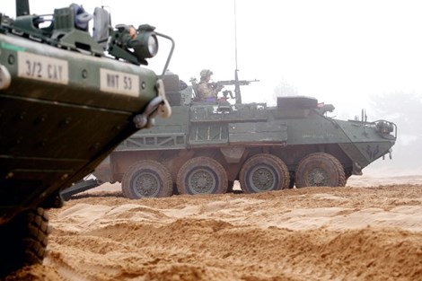 Một chiếc xe thiết giáp IAV Stryker của Mỹ trong một buổi tập luyện chung với lính Latvia và Canada(Ảnh: AFP)