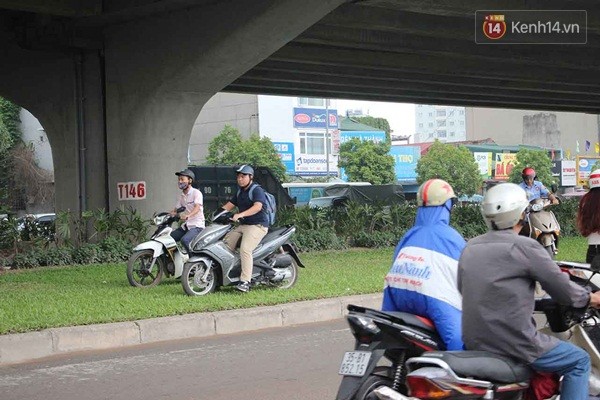 Người dân phi xe máy lên bãi cỏ, đi ngược chiều trên bãi cỏ vì làn đường đúng chiều bị ách tắc. Ảnh: Định Nguyễn.