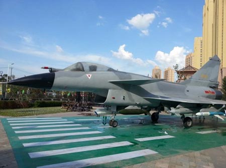 Máy bay chiến đấu J-10 trên cảng ở đảo Hải Nam. Ảnh: Want China Times