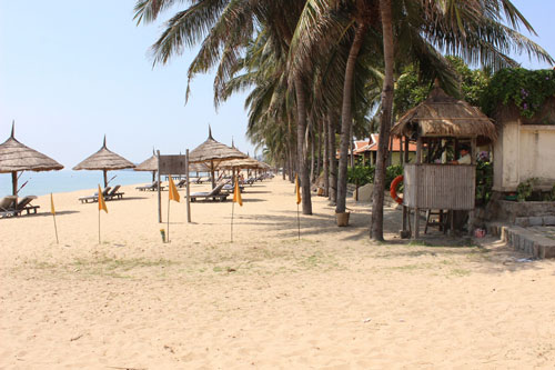 Khu nghỉ mát Ana Mandara bị đề nghị phạt 30 triệu đồng vì tự ý chiếm bãi biển Ảnh: KỲ NAM
