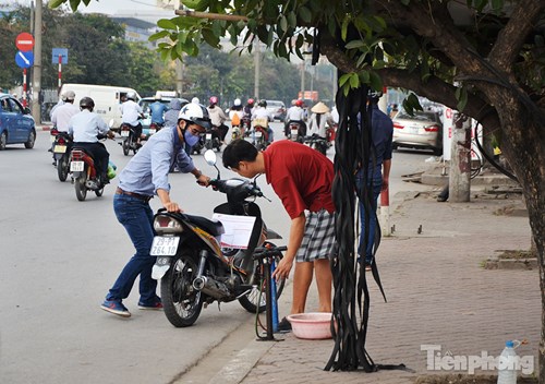 
Một điểm bơm, vá xe dã chiến trên vỉa hè.
