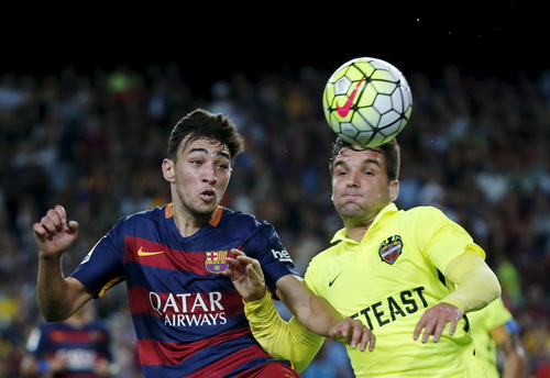 Munir Elhaddadi (trái) tranh bóng với hậu vệ Levante