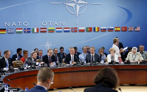 
NATO vội vã nhóm họp tìm biện pháp đối phó, nêu ý tưởng thiết lập một vùng cấm bay để khống chế không quân Nga. (ảnh: Reuters).
