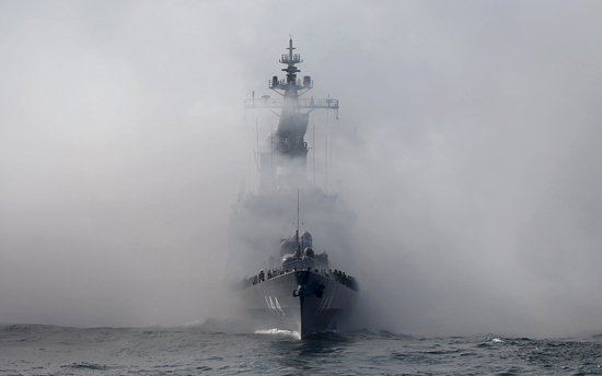 Chiến hạm Kurama hiên ngang thẳng tiến qua làn khói thuốc súng dày đặc.