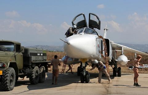 
Máy bay Su-24M của Nga tại căn cứ Hmeimim, Syria
