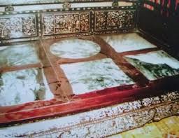 
Chiếc giường lạnh với những miếng đá lớn lót làm mặt nền là một trong số những chiếc giường đắt nhất Việt Nam
