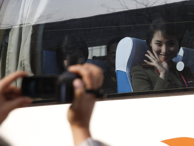 
Một thành viên trong nhóm Moranbong vẫy tay chào người hâm mộ ở Bắc Kinh hôm 11-12. Ảnh: Getty
