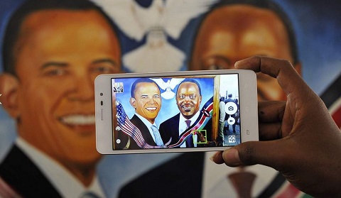 Một người chụp bức họa của Tổng thống Obama và người đồng cấp Kenya Uhura Kenyatta.