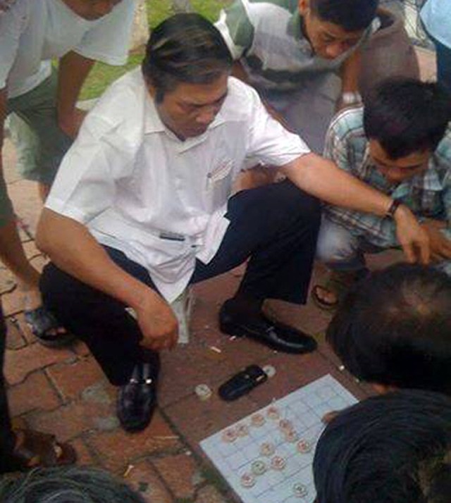 Ông Nguyễn Bá Thanh đánh cờ với người dân tại vỉa hè đường Bạch Đằng
