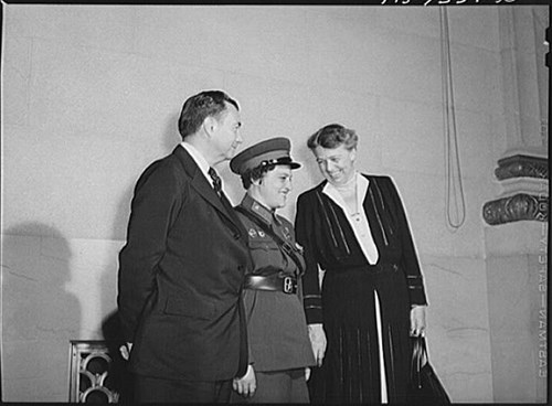 
Pavlichenko trong cuộc gặp gỡ tại Nhà Trắng với Tổng thống Franklin Roosevelt và phu nhân Eleanor Roosevelt.
