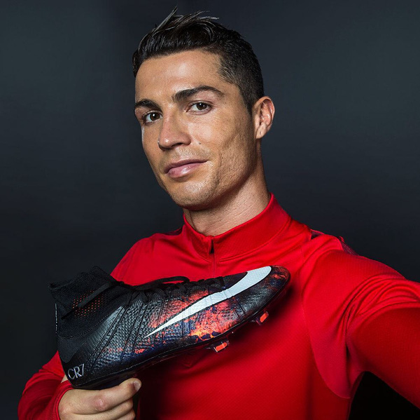 
 Quê hương của Ronaldo, hòn đảo Madeira, nổi tiếng với một dãy những ngọn núi lửa dài tới 57 km. Đây chính là cảm hứng để Nike thiết kế nên mẫu Mercurial có tên Savage Beauty.

Ngoài ra, họa tiết nham thạch núi lửa còn có ý nghĩa biểu trưng cho phong cách chơi bóng thiên về sức mạnh và tốc độ của Ronaldo.
