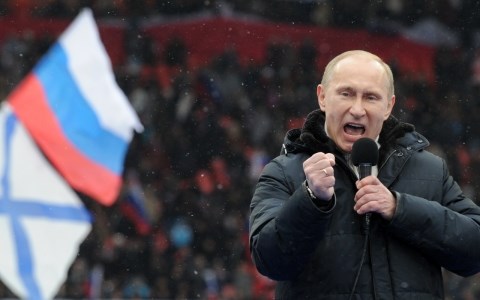 Phong thái mạnh mẽ khiến ông Putin rất được lòng người dân Nga. Ảnh AP