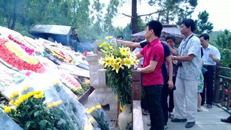 Dong nguoi doi nang vieng mo Dai tuong Vo Nguyen Giap